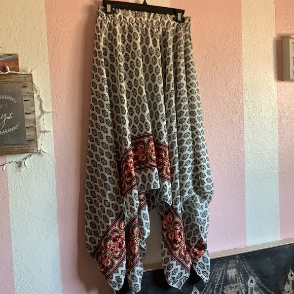 ✨ Asymmetrical Pattern Skirt ✨ - Picture 2 of 5